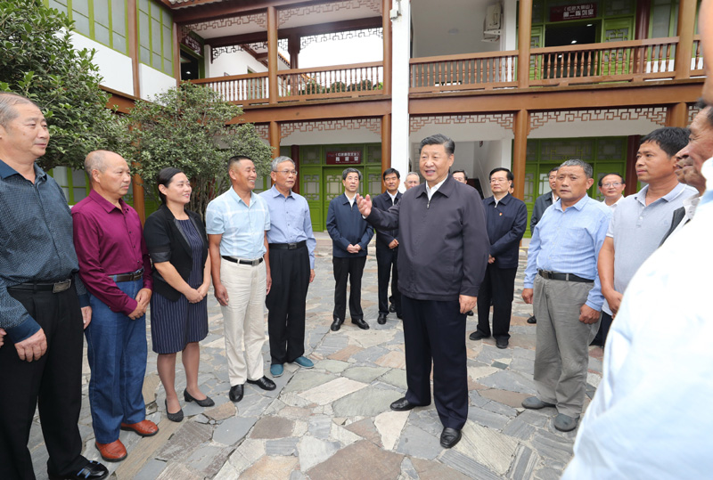 　　9月16日至18日，中共中央總書記、國家主席、中央軍委主席習近平在河南考察。這是16日下午，習近平在位于信陽市新縣的鄂豫皖蘇區(qū)首府革命博物館，同當?shù)丶t軍后代、革命烈士家屬代表親切交談。 新華社記者 鞠鵬 攝