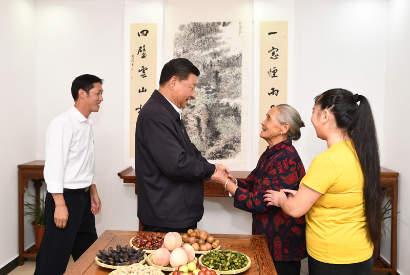 　　9月16日至18日，中共中央總書記、國家主席、中央軍委主席習近平在河南考察。這是16日下午，習近平在信陽市新縣田鋪鄉(xiāng)田鋪大塆“老家寒舍”民宿店，同店主一家親切交談。 新華社記者 謝環(huán)馳 攝