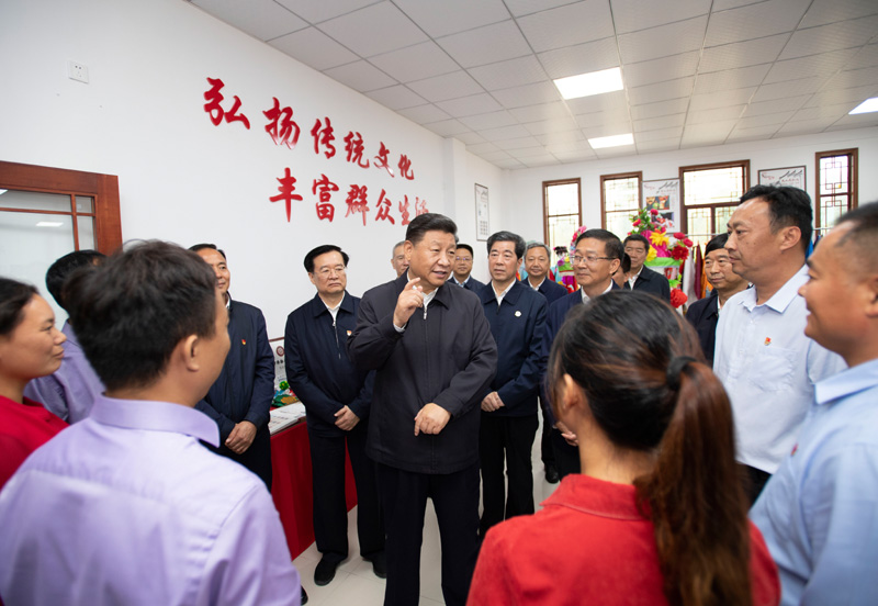 9月16日至18日，中共中央總書記、國家主席、中央軍委主席習近平在河南考察。這是17日上午，習近平在信陽市光山縣文殊鄉(xiāng)東岳村文化接待中心，同當地脫貧致富帶頭人親切交流，勉勵他們帶動更多鄉(xiāng)親們致富。新華社記者 謝環(huán)馳 攝