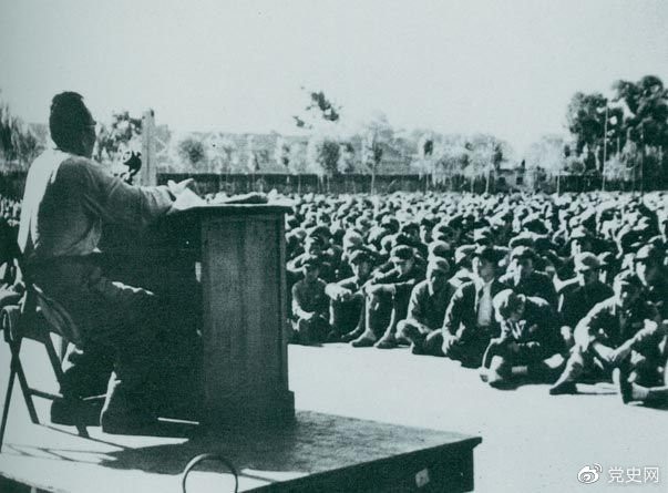 1949年7月，朱德在北平給第四野戰(zhàn)軍南下工作團(tuán)講話。