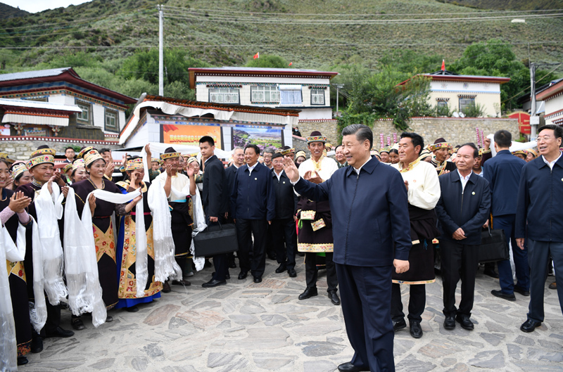 7月21日至23日，中共中央總書記、國家主席、中央軍委主席習近平來到西藏，祝賀西藏和平解放70周年，看望慰問西藏各族干部群眾。這是21日下午，習近平在林芝市巴宜區(qū)林芝鎮(zhèn)嘎拉村考察時，向村民們揮手致意。新華社記者 申宏 攝