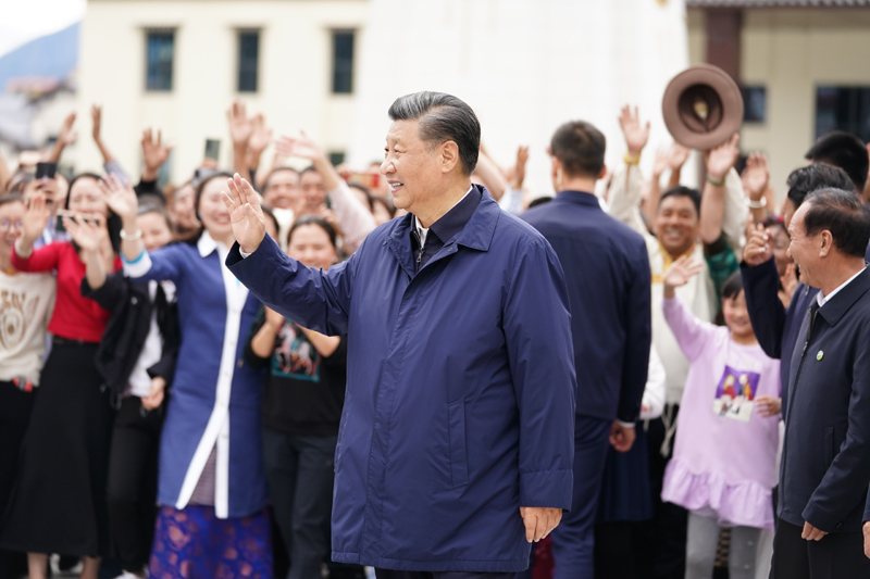 7月21日至23日，中共中央總書記、國家主席、中央軍委主席習近平來到西藏，祝賀西藏和平解放70周年，看望慰問西藏各族干部群眾。這是21日下午，習近平在林芝市工布公園考察時，向當?shù)厝罕姾陀慰蛽]手致意。新華社記者 燕雁 攝