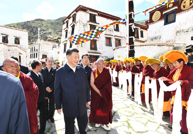 7月21日至23日，中共中央總書記、國家主席、中央軍委主席習近平來到西藏，祝賀西藏和平解放70周年，看望慰問西藏各族干部群眾。這是22日下午，習近平在位于拉薩西郊的哲蚌寺考察。新華社記者 謝環(huán)馳 攝