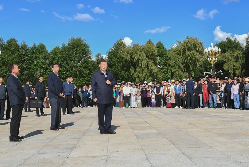 7月21日至23日，中共中央總書記、國家主席、中央軍委主席習近平來到西藏，祝賀西藏和平解放70周年，看望慰問西藏各族干部群眾。這是22日下午，習近平在布達拉宮廣場，同游客和當?shù)厝罕娪H切交流。新華社記者 謝環(huán)馳 攝