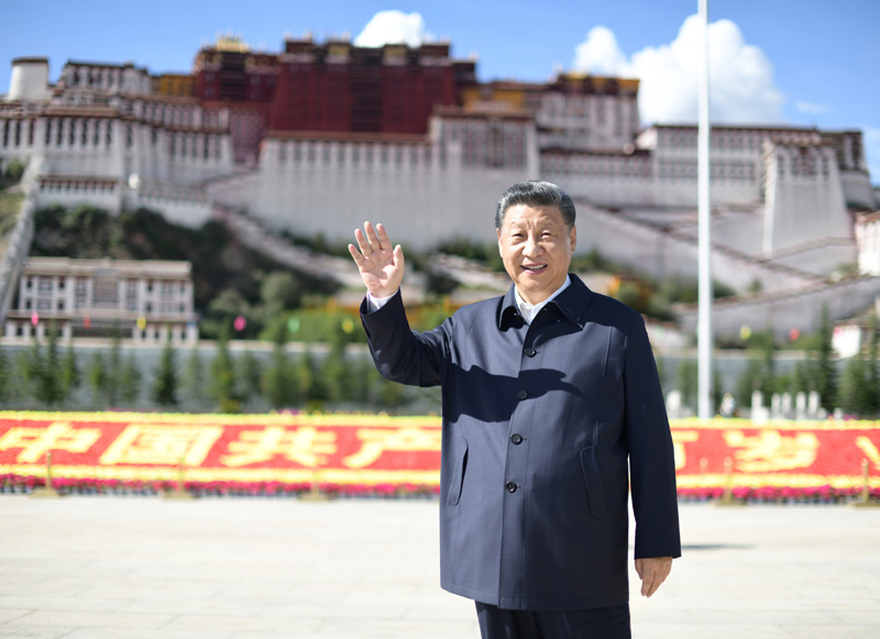 7月21日至23日，中共中央總書記、國家主席、中央軍委主席習近平來到西藏，祝賀西藏和平解放70周年，看望慰問西藏各族干部群眾。這是22日下午，習近平在布達拉宮廣場考察時，向游客和當?shù)厝罕姄]手致意。新華社記者 謝環(huán)馳 攝