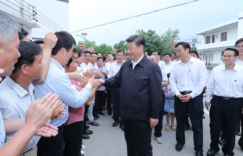 5月20日至22日，中共中央總書記、國家主席、中央軍委主席習(xí)近平在江西考察，主持召開推動中部地區(qū)崛起工作座談會并發(fā)表重要講話。這是習(xí)近平在贛州市于都縣梓山鎮(zhèn)潭頭村看望當(dāng)?shù)厝罕姡l(xiāng)親們親切握手。