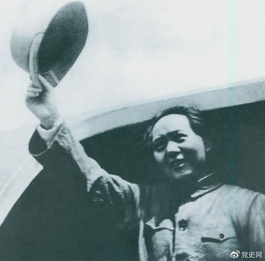 1945年8月28日，毛澤東飛赴重慶時(shí)，向前來歡送的延安軍民揮手告別。