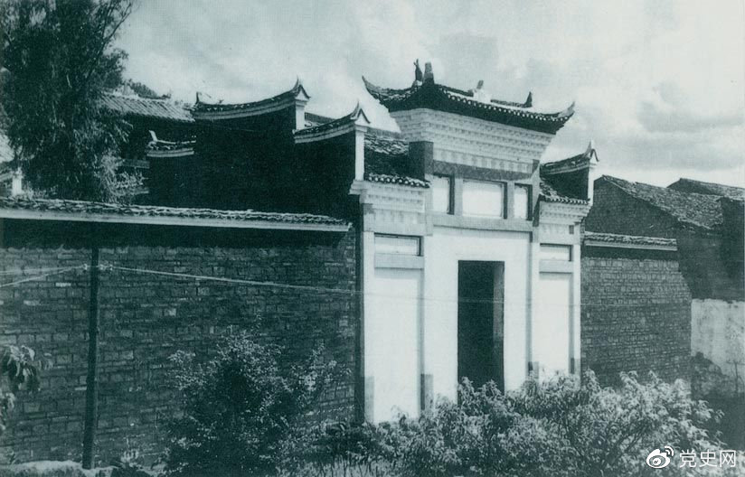 1927年10月3日，毛澤東率領(lǐng)湘贛邊界秋收起義部隊(duì)到達(dá)江西寧岡縣古城，主持召開(kāi)前委擴(kuò)大會(huì)議，討論在井岡山建立革命根據(jù)地的問(wèn)題。圖為會(huì)議舊址。