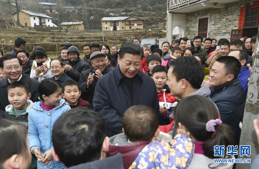 　　2月1日至3日，中共中央總書記、國家主席、中央軍委主席習近平來到江西，看望慰問廣大干部群眾和駐贛部隊。這是2月2日，習近平在井岡山市茅坪鄉(xiāng)神山村給鄉(xiāng)親們拜年，祝鄉(xiāng)親們生活幸福、猴年吉祥。新華社記者謝環(huán)馳攝