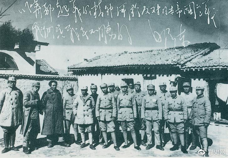 　　1931年12月14日，國民黨第二十六路軍在趙博生、董振堂、季振同、黃中岳率領(lǐng)下，于江西寧都起義，加入工農(nóng)紅軍，編為紅軍第五軍團(tuán)。圖為1937年毛澤東、王稼祥、蕭勁光與寧都起義的參加者在延安合影。