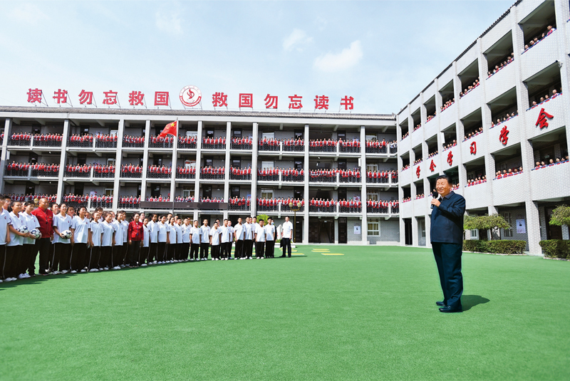  　　2021年9月13日至14日，中共中央總書記、國(guó)家主席、中央軍委主席習(xí)近平在陜西省榆林市考察。這是14日上午，習(xí)近平在綏德實(shí)驗(yàn)中學(xué)考察時(shí)，同師生親切交流。 新華社記者 謝環(huán)馳/攝