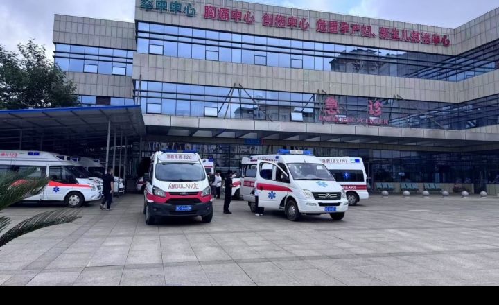 遵义医科大学第二附属医院：争分夺秒!全力抢救多名车祸伤员   